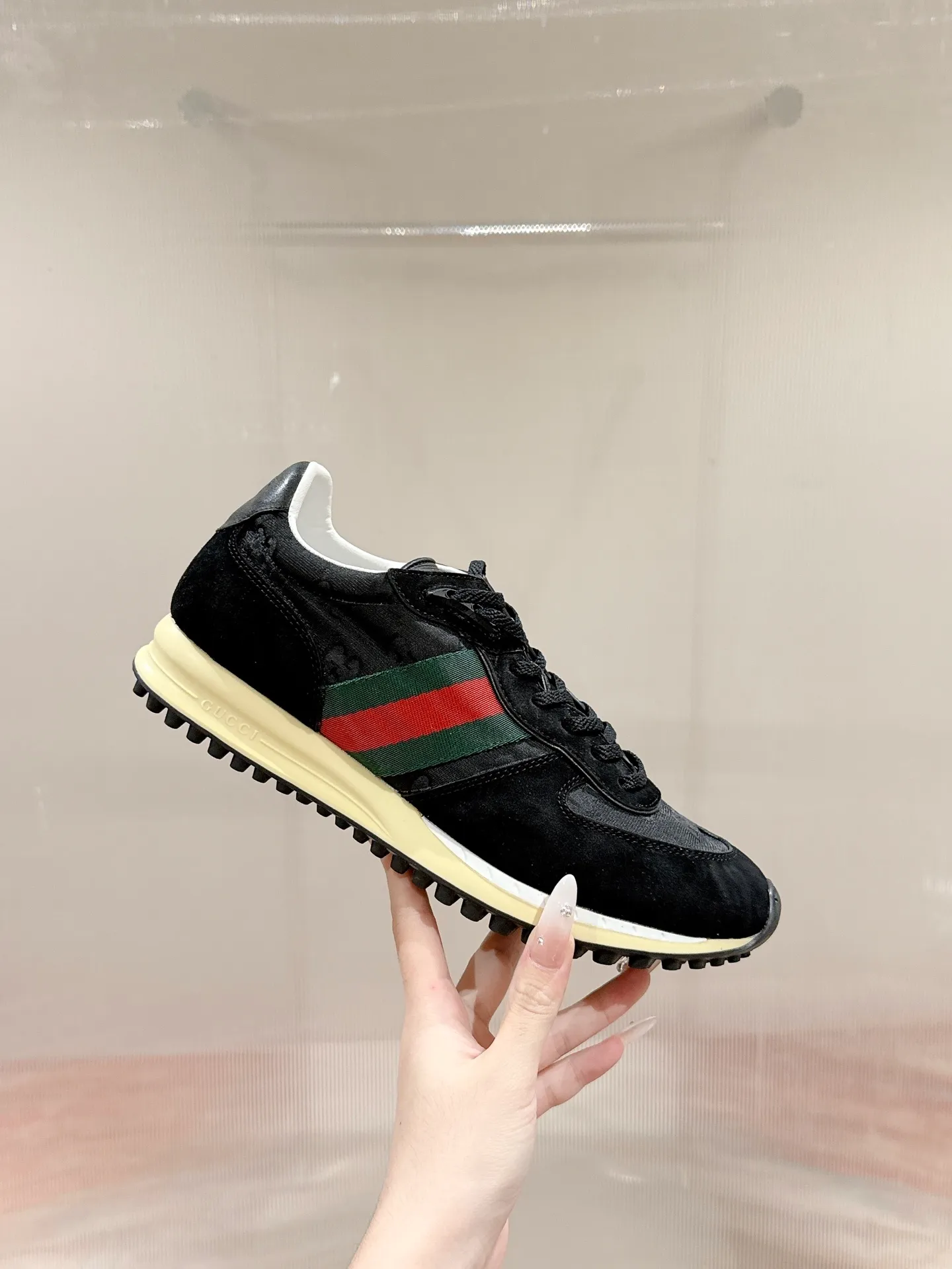 p700🐮🐮 GUCCI 2025 latest spring and summer catwalk style sports shoes Forrest Gump shoes 25 super popular show items with high appearance rate and many celebrities and Internet celebrities. The classic shoe design uses innovative stitching technology to create a water-like flowing texture. Super comfortable on the feet. Leather splicing and breathable logo fabric with classic green and red webbing embellishment. All show the brand tone (buttons are removable) original molded combination outsole ▪️Size: Male 39-44 (Male 45, customized, non-returnable)